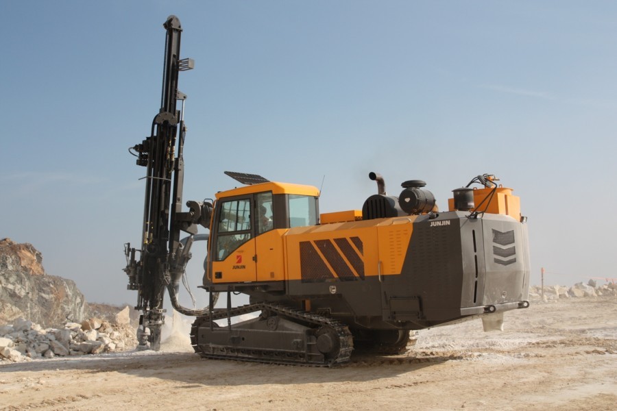 Nhập khẩu máy xây dựng tăng mạnh trong 3 tháng đầu năm 2015